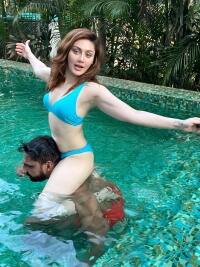 बिकिनी पहन पति की पीठ पर बैठ शेफाली ने स्विमिंग पूल में दिए ऐसे-ऐसे पोज