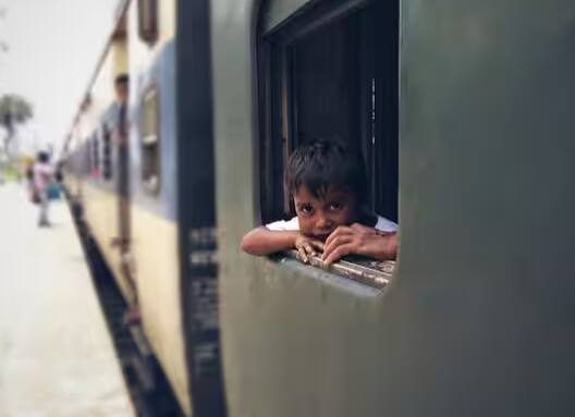 ਦਰਵਾਜ਼ੇ 'ਤੇ ਖੜ੍ਹੇ ਰਹਿਣਾ ਕਈ ਤਰੀਕਿਆਂ ਨਾਲ ਨੁਕਸਾਨਦੇਹ ਹੈ। ਹਾਲਾਂਕਿ ਰੇਲਵੇ ਦੇ ਦਰਵਾਜ਼ੇ 'ਤੇ ਖੜ੍ਹੇ ਹੋਣ ਬਾਰੇ ਕੋਈ ਨਿਯਮ ਨਹੀਂ ਹੈ, ਪਰ ਇਹ ਤੁਹਾਡੀ ਸੁਰੱਖਿਆ ਦੇ ਨਜ਼ਰੀਏ ਤੋਂ ਖਤਰਨਾਕ ਹੋ ਸਕਦਾ ਹੈ। ਸਭ ਤੋਂ ਪਹਿਲਾਂ ਤਾਂ ਇਸ ਤਰੀਕੇ ਨਾਲ ਸਫਰ ਕਰਦੇ ਸਮੇਂ ਝਟਕੇ ਲੱਗਣ ਨਾਲ ਜ਼ਖਮੀ ਹੋਣ ਜਾਂ ਡਿੱਗਣ ਦਾ ਖ਼ਤਰਾ ਰਹਿੰਦਾ ਹੈ। ਜੇਕਰ ਟਰੇਨ 'ਚ ਭੀੜ ਹੈ ਤਾਂ ਤੁਸੀਂ ਧੱਕਾ ਲੱਗਣ 'ਤੇ ਟਰੇਨ 'ਚੋਂ ਡਿੱਗ ਸਕਦੇ ਹੋ।