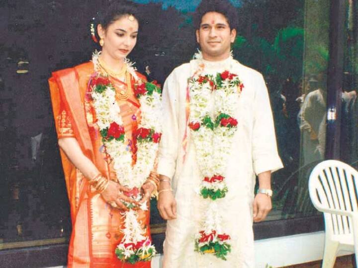हालांकि, सचिन और अंजलि के लिए शुरूआती दिनों में एक-दूसरे से मिलना बेहद मुश्किल होता था. अंजलि ने एक इंटरव्यू में बताया था कि जब वह सचिन से मिलने जाती थीं तो डर लगा रहता था कि कोई उन्हें पहचान नहीं ले, क्योंकि अगर कोई सचिन को पहचान लेता तो उनके लिए मुश्किलें खड़ी हो सकती थी. (फोटो क्रेडिट- सोशल मीडिया)