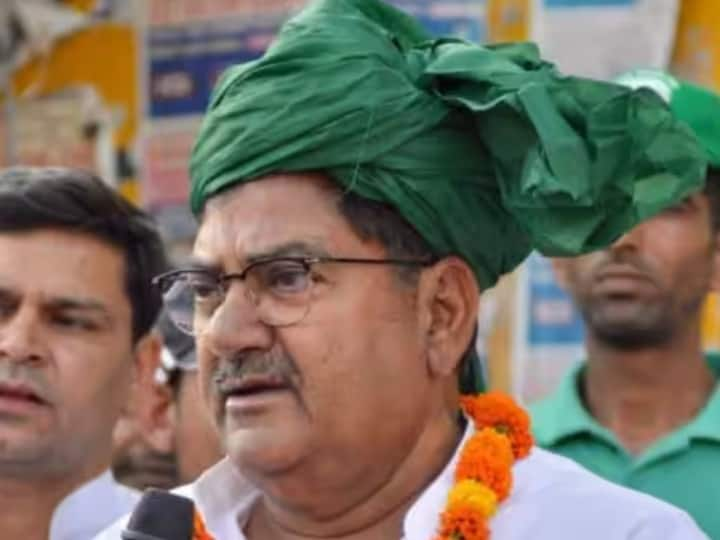 Abhay Chautala's big allegation on Haryana deputy cm dushyant chautala ask how Hiasr airport land transferred to Dushyant's company  Haryana: अभय चौटाला का बड़ा आरोप-  एयरपोर्ट के पास वाली जमीन दुष्यंत की कंपनी को कैसे हुई ट्रांसफर, सीएलयू रद्द