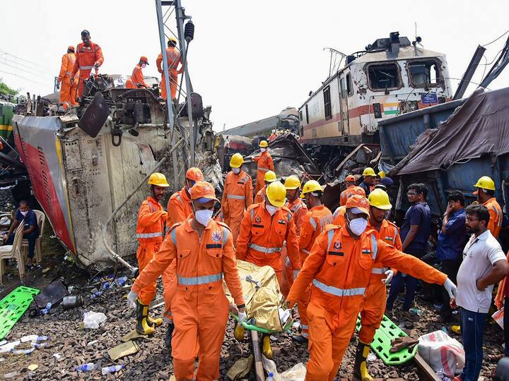 Over 1000 people were involved in the restoration work. According to the ministry, more than 7 Poclain Machines, 2 Accident Relief Trains, and 3-4 Railway and Road Cranes were deployed. (Image Source: PTI)