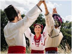 ये कैसा रिवाज! पहले लड़की अपनी बगल में कटा हुआ सेब रखकर डांस करती है... और फिर लड़का उसे ही खाता है!