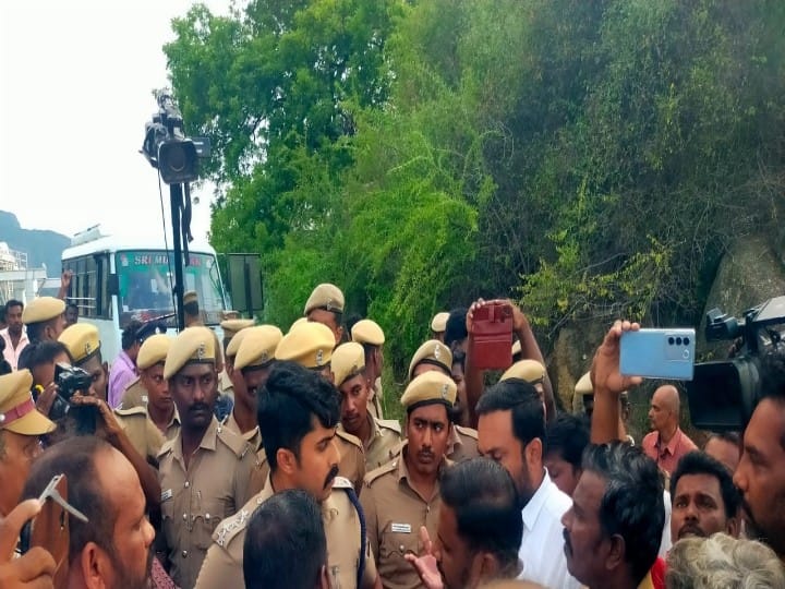 களக்காடு முண்டந்துறை புலிகள் காப்பக வனப்பகுதிக்குள்  அரிக்கொம்பன் - எதிர்ப்பு தெரிவித்த போராட்டக்காரர்கள் கைது