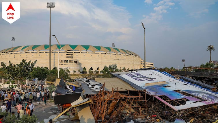 Three Hospitalised After Hoarding At Lucknow Ekana Cricket Stadium Falls On Moving Car watch Ekana Cricket Stadium: ঝড়ে গাড়ির ওপর ভেঙে পড়ল ক্রিকেট স্টেডিয়ামের বিলবোর্ড, মৃত মা-মেয়ে, আহত ১