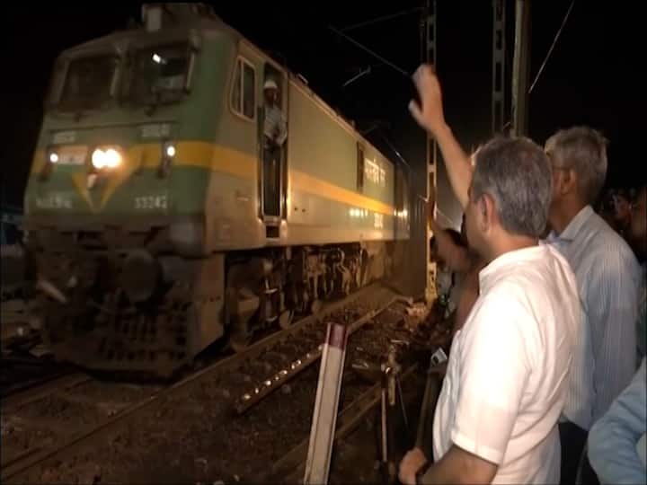 Coromandel Express Accident: ओडिशातील बालासोर येथे झालेल्या रेल्वे दुर्घटनेत तब्बल 51 तासांनी पहिली ट्रेन अपघातग्रस्त भागातून रवाना झाली.