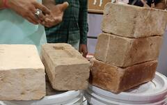 ગોબરમાંથી બનેલી આ ઈંટ આગમાં પણ નથી બળતી કે પાણીમાં નથી ઓગળતી