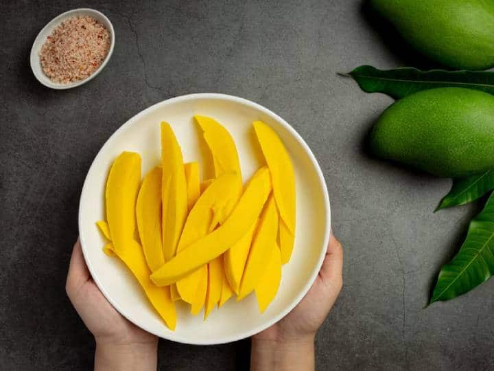 Can mangoes affect your blood sugar if you start your day with them खाना खाने के बाद आम खाने की न सोचें वरना इसकी मिठास फ्री में दे देगी ये बीमारी