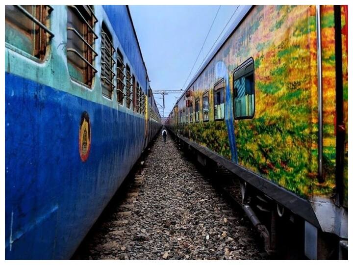 ऐसा करना कई तरह से नुकसानदायक हो सकता है. जल्दी नीचे उतरने के चक्कर में कुछ लोग काफी पहले से ही अपने सामान के साथ दरवाजे पर जाकर खड़े हो जाते हैं. वहीं, कुछ लोग दरवाजे पर बैठकर ही सफर करते हैं.