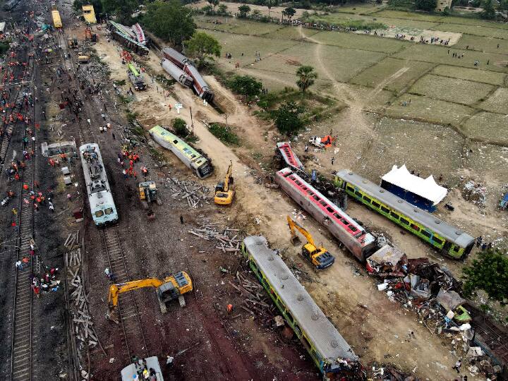 Odisha Train Coromandel Express Accident Someone love story found scattered on the tracks pictures of diary pages viral Odisha Train Accident: 'तुम मेरे दिल के पास हो...' रूह कंपाने वाले हादसे के बाद पटरियों पर बिखरी मिली लव स्टोरी, डायरी के पन्नों की तस्वीरें वायरल