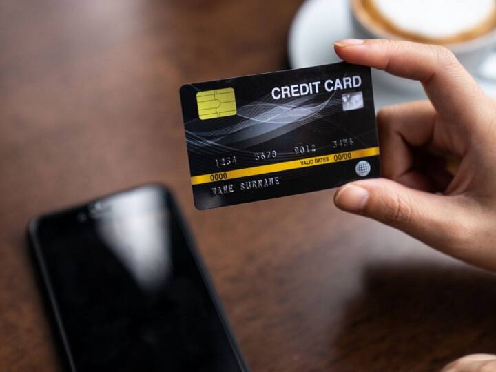 मान लीजिए कि आपके क्रेडिट कार्ड की लिमिट 50 हजार रुपये है, तो आप इस रकम तक का इस्तेमाल आराम से कर सकते हैं. हालांकि जरूरत पड़ने पर इस लिमिट से कुछ ऊपर भी इस्तेमाल करना संभव है.