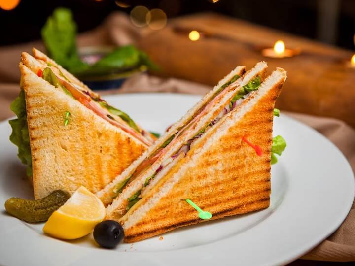 एक पैन में तेल गर्म करें. प्याज़, शिमला मिर्च और कॉर्न डालें. उन्हें कुछ मिनटों के लिए भूनें.अब अमचूर, धनिया पाउडर, लाल मिर्च पाउडर और नमक डालें। अच्छी तरह से मलाएं. अगर मिश्रण ज्यादा सूखा लग रहा हो तो 2-3 टेबल स्पून पानी डालें। अंत में गोभी डालें, दो मिनट और पकाएं और आंच बंद कर दें.