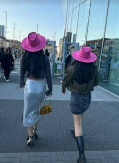 Nysa Devgn Pics: बेयॉन्से के कॉन्सर्ट में दोस्तों के साथ मस्ती करती दिखीं नीसा देवगन, चर्चा में लुक, सिंगर कनिका कपूर संग वायरल पिक्स