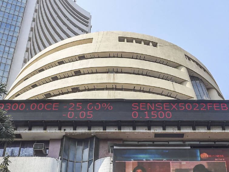 Markets open in green with Sensex above 62,900; Nifty at 18,620 Share Market: ஏற்றத்துடன் தொடங்கிய இந்திய பங்குச்சந்தை; 300 புள்ளிகள் வரை உயர்ந்த சென்செக்ஸ்!