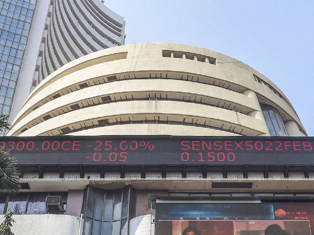 Share Market: ஏற்றத்துடன் தொடங்கிய இந்திய பங்குச்சந்தை; 300 புள்ளிகள் வரை உயர்ந்த சென்செக்ஸ்!