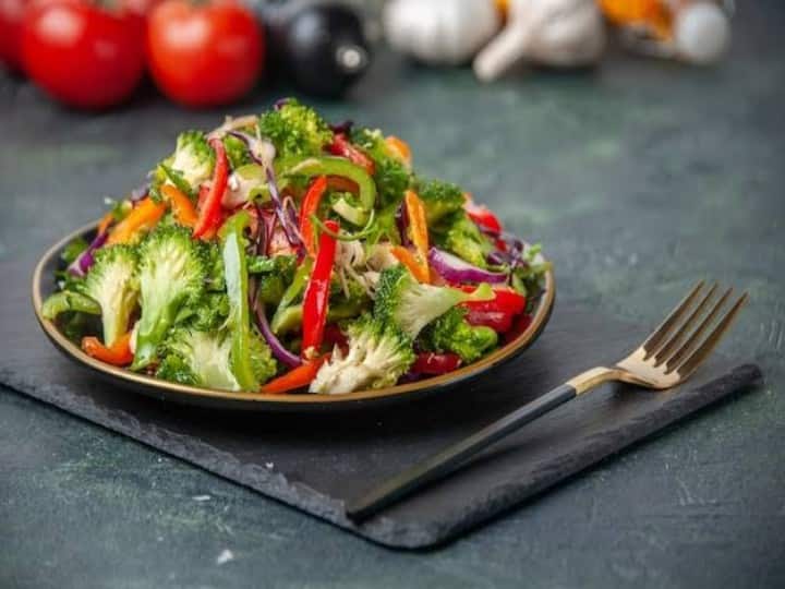 health tips do not use lemon and salt with salad know its disadvantages in hindi सलाद है सेहत के लिए फायदों का खजाना, पर भूलकर भी इस तरह ना खाएं नहीं तो पड़ सकता है पछताना