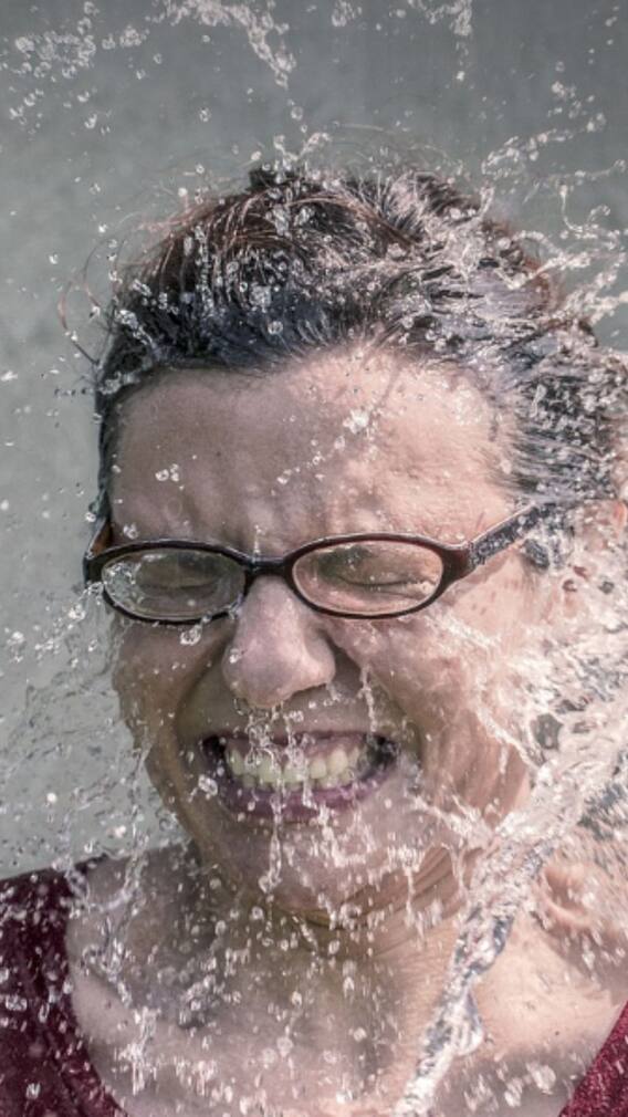 মুখে বরফ গলা জল ব্যবহার করেন?