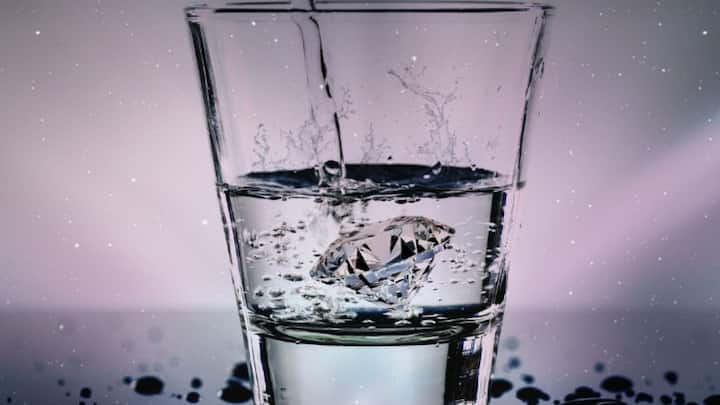 এতে মুখ ডুবিয়ে রাখলে ত্বকচর্চার ক্রিম বা অন্য যে কোনও ধরনের সামগ্রী শুষে নেওয়ার প্রক্রিয়াটি সহজতর হয়। ফলে আরও কার্যকরী হতে পারে ওই প্রোডাক্টগুলি।