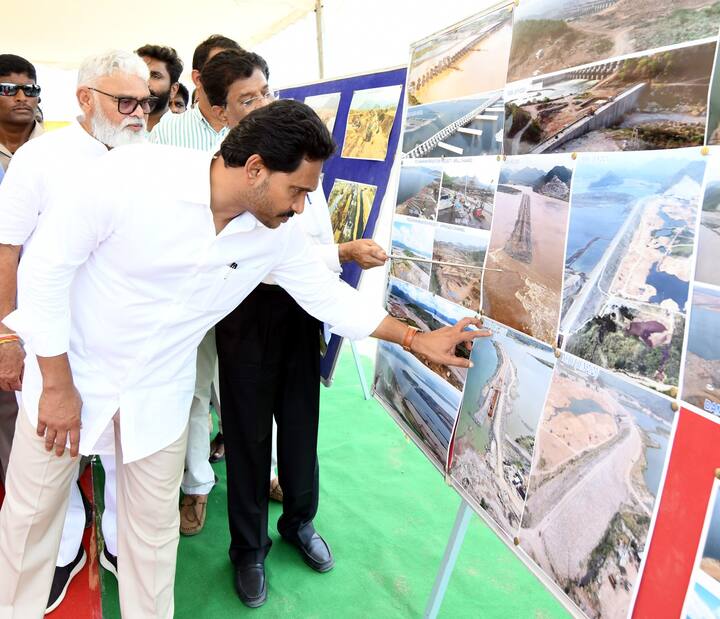 నాడు... నేడు ఫోటోలను పరిశీస్తున్న సీఎం జగన్
