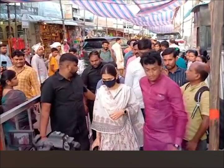 गौतमी पाटीलच्या प्रत्येक कार्यक्रमात तुफान राडा, नोटांची उधळण होत असते.