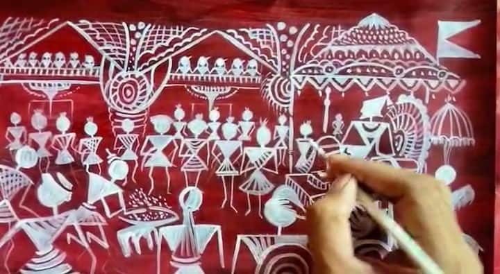 कौशिक दिलीप जाधव यांनी वारली चित्रकलेतून शिवराज्याभिषेक सोहळा रेखाटला आहे. ही कलाकृती बनवताना वॉटर कलर्सचा वापर केला आहे.