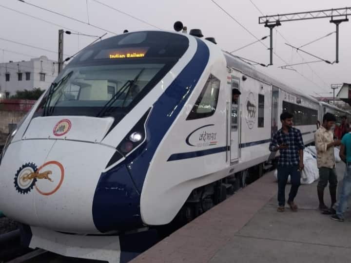 Vande Bharat Train Patna Ranchi Vande Bharat Train reach on 6 june from Chennai to Patna Junction bihar news ann Vande Bharat Train: 8 बोगी वाले वंदे भारत ट्रेन का रैक पहुंचा पटना जंक्शन, बेहद खुश दिखे लोग, सेल्फी लेने वालों की लगी होड़