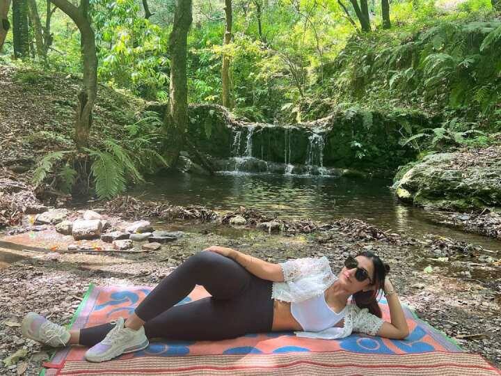 Dhanashree Verma Recreates Husband Yuzvendra Chahal's Iconic Pose See Pics धनश्री वर्मा ने युजवेंद्र चहल के मशहूर पोज को किया कॉपी, पति चहल ने दी यह प्रतिक्रिया