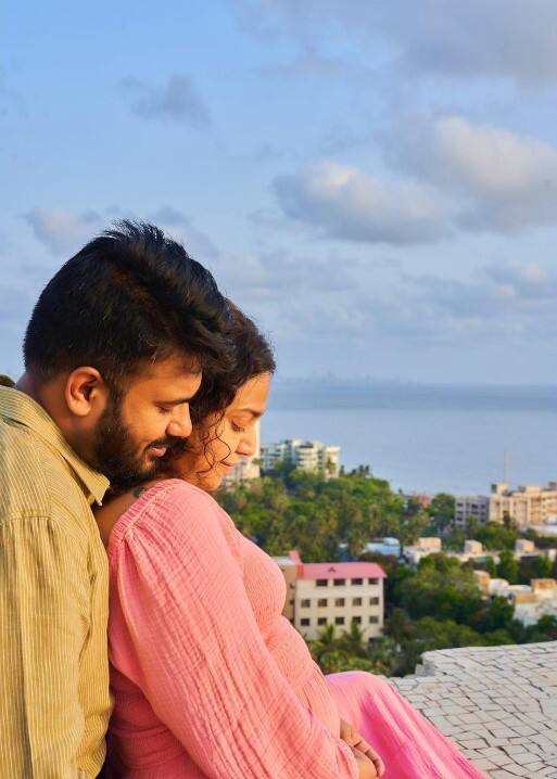 स्वरा ने इस गुड न्यूज के साथ यह भी बताया कि वह अक्टूबर में बच्चे को जन्म देंगी.