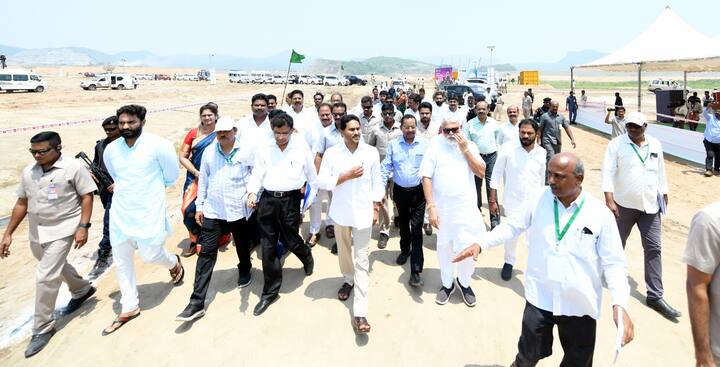 ప్రత్యేక హెలికాప్టర్ లో ప్రాజెక్ట్ ను పరిశీలించిన అనంతరం డ్యామ్ వద్దకు వస్తున్న జగన్