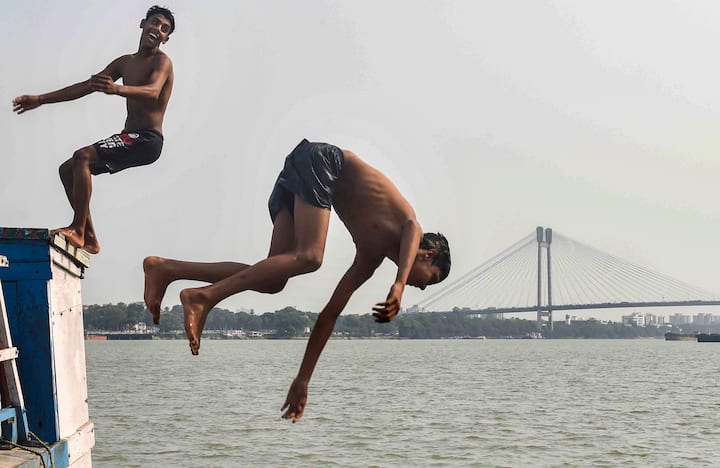 সোমবার কলকাতার তাপমাত্রা ৩৮.৮ ডিগ্রি সেলসিয়াস  আগামী ৪৮ ঘণ্টায় আরও ১ ডিগ্রি বাড়তে পারে কলকাতার তাপমাত্রা।