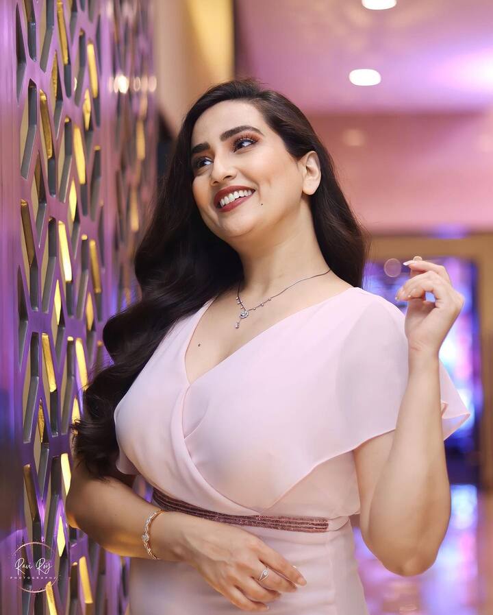 బేబీ పింక్ కలర్ డ్రెస్ లో నవ్వుతోనే అందరినీ పడగొట్టేస్తుంది. Image Credit: Manjusha/ Instagram