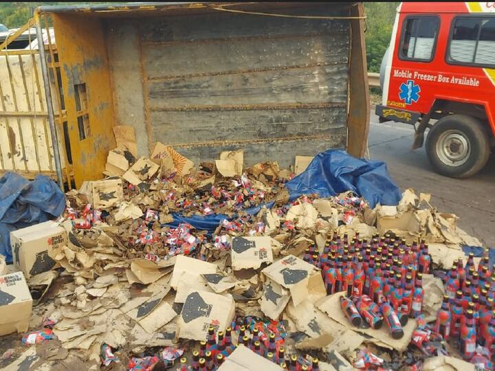 Visakha Crime News Liquor Vehicle Accident in Anakapalle District And People Loot Alchohol Bottles Visakha Crime News: అనకాపల్లి జిల్లాలో మద్యం వ్యాన్ బోల్తా, బీర్ బాటిళ్ళ కోసం పోటీపడ్డ జనం