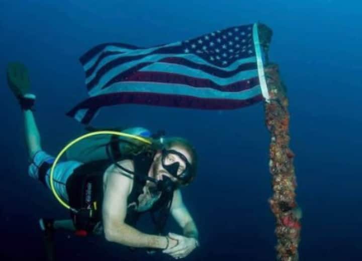 Joseph Dituri made a world record by staying under the sea for 93 days World Record: समुद्र के अंदर 93 दिनों तक रह.. इस शख्स ने बना डाला वर्ल्ड रिकॉर्ड, बढ़ गए 10 साल जीवन के भी