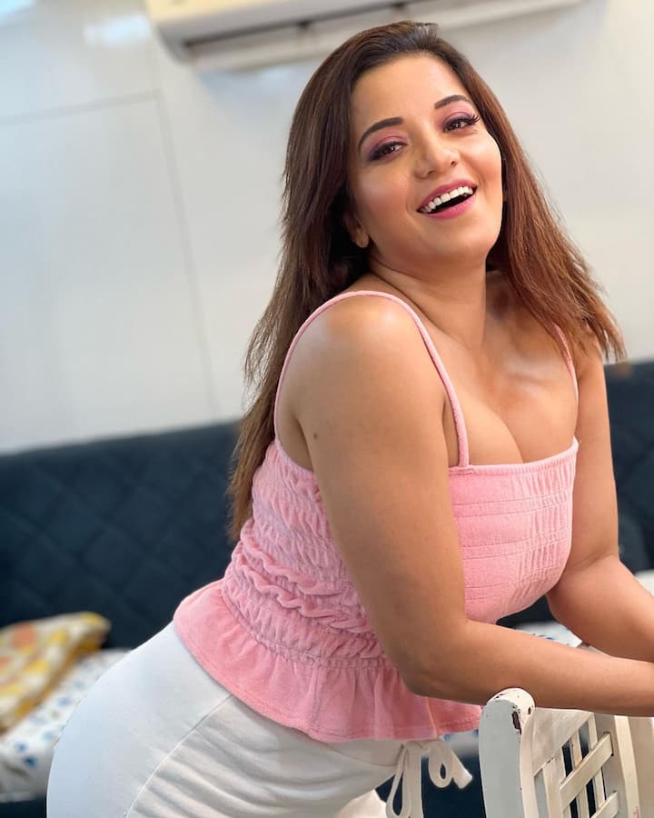 મોનાલિસાએ તેના લેટેસ્ટ ફોટોશૂટ દરમિયાન પિંક કલરનું ખૂબ જ સેક્સી ટોપ તેમજ વ્હાઇટ કલરનું સ્કર્ટ પહેર્યું છે.