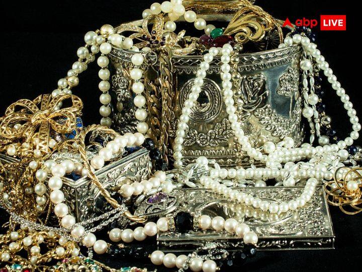 रत्न शास्त्र के अनुसार वृषभ, मिथुन, वृश्चिक और कुंभ राशि के लोगों सोना भूलकर भी नहीं धारण करना चाहिए. इन लोगों को सोना नुकसान पहुंचा सकता है.