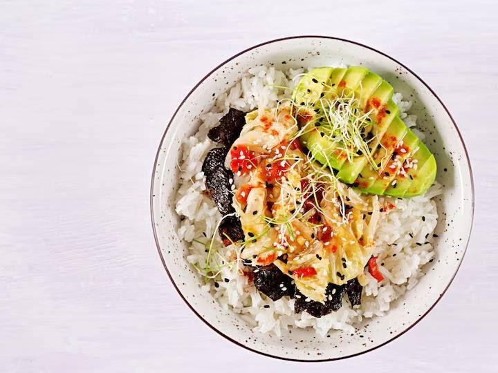 इस लाजवाब डिश को बनाने के लिए शकरकंद को क्यूब्स में काटें और 40 मिनट के लिए ओवन में भूनें. जब हो जाए तो निकाल लें और फिर 5 मिनट के लिए और कुरकुरापन के लिए भून लें. इसके बाद, चेरी टमाटर को आधा काट लें और उन पर स्वादानुसार नमक के साथ 1-2 टेबलस्पून जैतून का तेल छिड़कें. नरम होने तक ओवन में भूनें. सलाद ड्रेसिंग बनाने के लिए, एक छोटी कटोरी लें और उसमें 1 बड़ा चम्मच जैतून का तेल डाइजोन मस्टर्ड, रेड वाइन विनेगर ऑरेगैनो और स्वादानुसार नमक मिलाएं. आप इसमें नींबू का रस और हर्ब्स साल्ट भी मिला सकते हैं। इस ड्रेसिंग को अलग रख दें.