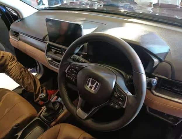ਪਾਵਰਟ੍ਰੇਨ ਦੇ ਤੌਰ 'ਤੇ ਇਸ 'ਚ 121bhp ਦੀ ਆਊਟਪੁੱਟ ਦੇ ਨਾਲ 1.5 ਲੀਟਰ ਦਾ ਪੈਟਰੋਲ ਇੰਜਣ ਦਿੱਤਾ ਗਿਆ ਹੈ। ਇਹੋ ਇੰਜਣ ਹੌਂਡਾ ਸਿਟੀ ਵਿੱਚ ਮਿਲਦਾ ਹੈ ਅਤੇ ਇਸ ਵਿੱਚ 6-ਸਪੀਡ ਮੈਨੂਅਲ ਦੇ ਨਾਲ-ਨਾਲ ਇੱਕ CVT ਆਟੋਮੈਟਿਕ ਵੀ ਮਿਲਦਾ ਹੈ। ਐਲੀਵੇਟ ਸੀਵੀਟੀ ਆਟੋਮੈਟਿਕ ਵਿੱਚ ਗੇਅਰ ਬਦਲਣ ਲਈ ਮੈਨੂਅਲ ਕੰਟਰੋਲ ਦੇ ਮਾਮਲੇ ਵਿੱਚ ਪੈਡਲ ਸ਼ਿਫਟਰ ਵੀ ਉਪਲਬਧ ਹੋਣਗੇ।