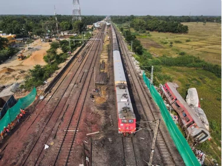 Indian Railways spent one lakh crore on security between 2017-18 and 2021-22, document reveals Indian Railways : भारतीय रेल्वेने 2017-2022 दरम्यान सुरक्षेवर एक लाख कोटी खर्च केले, कागदपत्रांमधून माहिती समोर