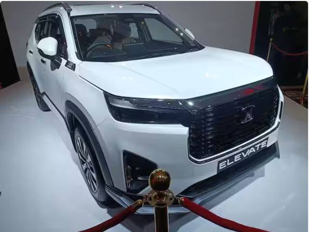 ਹੌਂਡਾ ਐਲੀਵੇਟ 4.3 ਮੀਟਰ ਲੰਬੀ ਹੈ, ਇਸ ਦਾ ਸਿੱਧਾ ਮੁਕਾਬਲਾ Hyundai Creta ਨਾਲ ਹੋਵੇਗਾ। ਸਟਾਈਲਿੰਗ ਦੀ ਗੱਲ ਕਰੀਏ ਤਾਂ ਇਸ ਵਿੱਚ ਇੱਕ ਪਤਲਾ LED ਹੈੱਡਲੈਂਪ ਸੈੱਟ-ਅੱਪ ਅਤੇ ਇੱਕ ਵੱਡੇ ਹੌਂਡਾ ਲੋਗੋ ਦੇ ਨਾਲ ਇੱਕ ਵੱਡੀ ਕ੍ਰੋਮ ਗ੍ਰਿਲ ਸ਼ਾਮਲ ਹੈ।