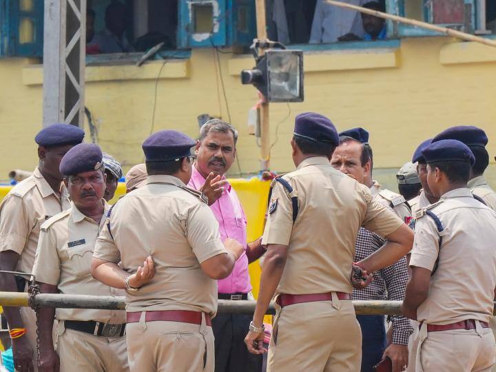 सीबीआई (CBI) ने मंगलवार (6 जून) को एफआईआर दर्ज करते हुए बालासोर ट्रेन दुर्घटना के लिए आपराधिक लापरवाही की जांच शुरू कर दी. उन्होंने कहा कि फॉरेंसिक विशेषज्ञों के साथ सीबीआई अधिकारियों की एक टीम ओडिशा के बालासोर जिले में पहुंची. सीबीआई ने मंगलवार की दोपहर ही एफआईआर दर्ज करके तुरंत जांच शुरू कर दी.