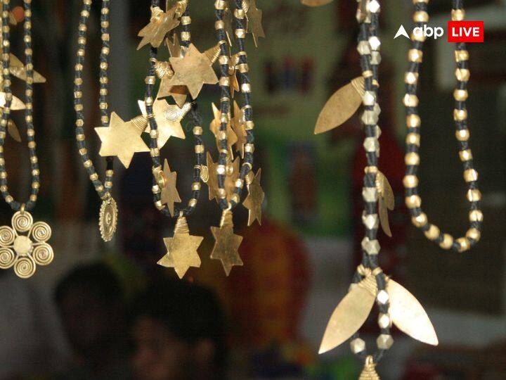 मेष, कर्क, सिंह और धनु राशि के लोगों के लिए सोना धारण करना उत्तम होता है. सर्-दी जुकाम या सांस की बीमारी हो तो कनिष्ठा अंगुली में सोना धारण करना चाहिए.