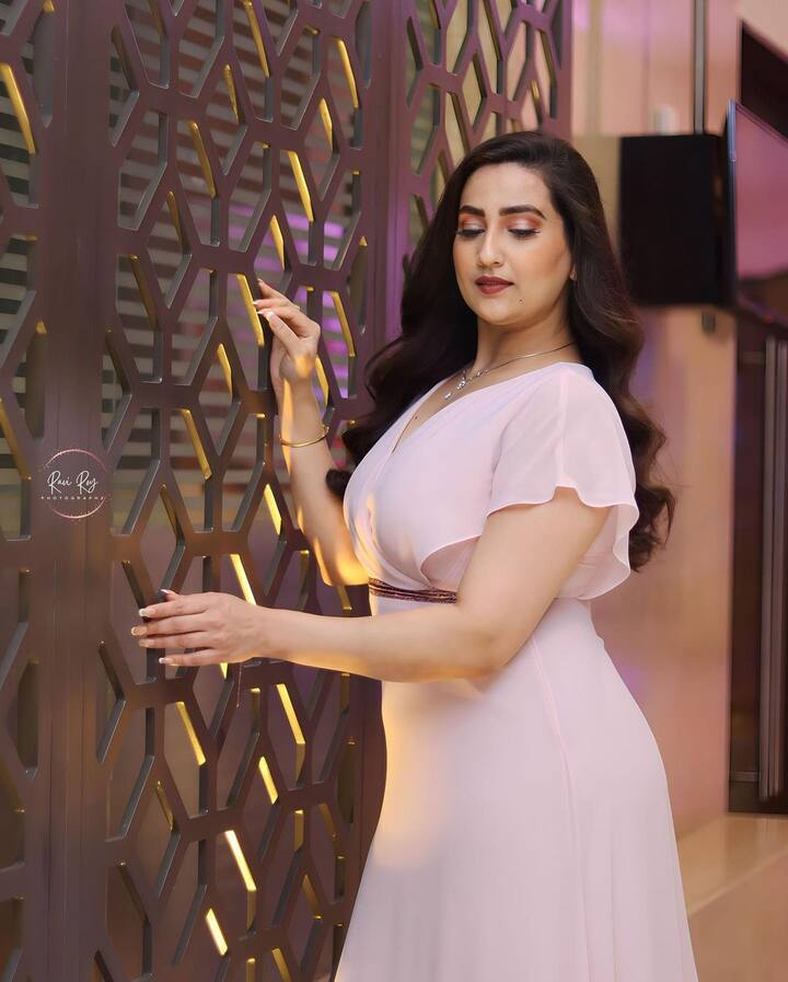 ఆ తర్వాత సినిమాల్లో నటించలేదు. కానీ యాంకర్ గా రాణిస్తూ వరుస పెట్టి షోస్ చేస్తూ బిజీగా ఉంటుంది.  Image Credit: Manjusha/ Instagram