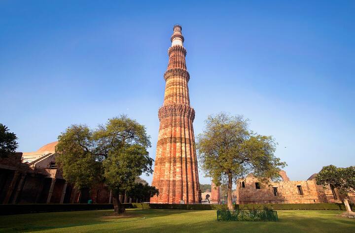 जहां ताजमहल की लंबाई 243 फीट है, वहीं कुतुबमीनार 239 फीट लंबी है. हालांकि, दोनों की लंबाई में बहुत ज्यादा अंतर नहीं है, भले ही 4 फीट हो लेकिन ताजमहल कुतुबमीनार से ज्यादा लंबा है.