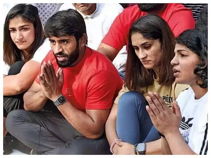 Wrestlers Protest Know Sakshi Malik reaction after meeting with Union Minister Anurag Thakur पैलवानांचं आंदोलन तूर्तास स्थगित, 15 जूनपर्यंत चौकशी करुन आरोपपत्र दाखल करु, अनुराग ठाकूर यांचं आश्वासन