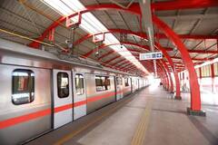 मेट्रो में सफर करने वाले यात्रियों के लिए खुशखबरी! DMRC ने रेड लाइन पर दी ये सुविधा