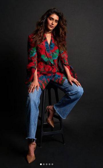 ਬੌਸੀ ਲੁੱਕ 'ਚ ਕਰਿਸ਼ਮਾ ਤੰਨਾ ਨੇ ਮਚਾਈ ਤਬਾਹੀ