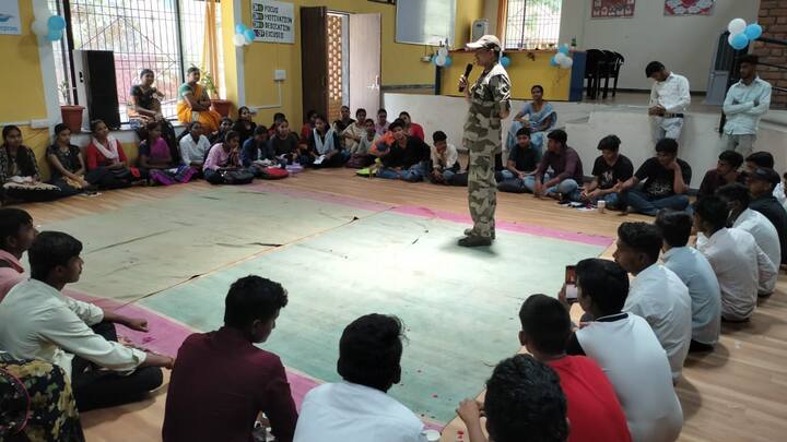 नापास झालेल्या विद्यार्थांना मानसिक आधाराची गरज असते. त्यासाठी काही ठिकाणी पावलेही उचलली जातात. असेच एक पाऊल छत्रपती संभाजीनगरमध्ये उचलण्यात आलेय. नापास झालेल्या विद्यार्थ्यांसाठी पार्टीचे आयोजन करण्यात आले होते. नापास झालेले आणि कमी गुण पडलेल्या विद्यार्थ्यांसाठी या पार्टीचे आयोजन करण्यात आले होते.