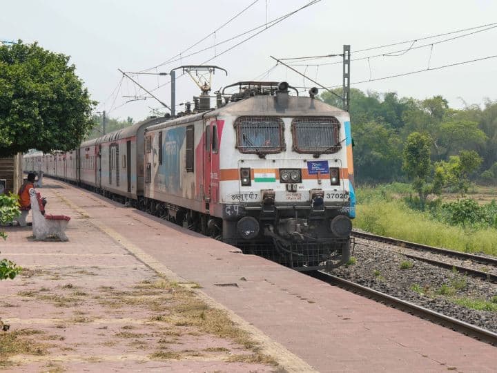 Odisha Train Accident Shalimar-Chennai Coromandel Express Passes Through Odisha Train Crash Spot Coromandel Express: ट्रेन हादसे के 4 दिन बाद कोरोमंडल एक्सप्रेस एक बार फिर चली, 30 किलोमीटर प्रति घंटा थी रफ्तार