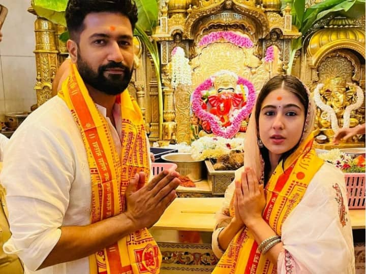 Vicky Kaushal-Sara Ali Khan: सारा अली खान और विक्की कौशल अपनी फिल्म 'जरा हटके जरा बचके' की सक्सेस के बाद मुंबई के सिद्धीविनायक मंदिर में दर्शन के लिए पहुंचे. देखिए तस्वीरें