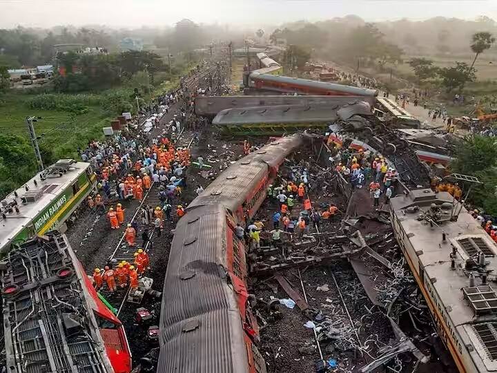 Odisha Train Accident Railways in Maharashtra have no kavach 68 thousand in the country only three thousand railway lines have  safety. Odisha Train Accident : रेल्वेची सुरक्षा रामभरोसे! महाराष्ट्रातील रेल्वे मार्गावर कुठेही 'कवच' नाही, देशात 68 हजार किमीपैकी फक्त दीड हजारच रेल्वे मार्गांना सुरक्षेचं 'कवच'