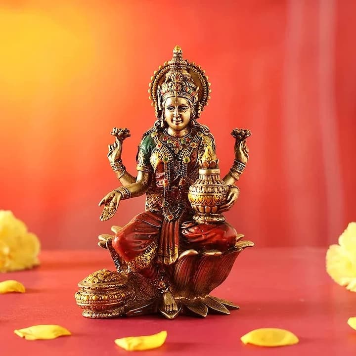 শাস্ত্র মতে ঘরে শ্রী যন্ত্র স্থাপন করলে বাস্তু দোষ দূর হয় এবং ঘরে ইতিবাচক শক্তি বাস করে। ঘরে শ্রী যন্ত্র স্থাপন করলে দাম্পত্য জীবন সুখী থাকে। স্বামী-স্ত্রীর সম্পর্কের মাধুর্য থাকে এবং সংসারে সচ্ছলতা থাকে।